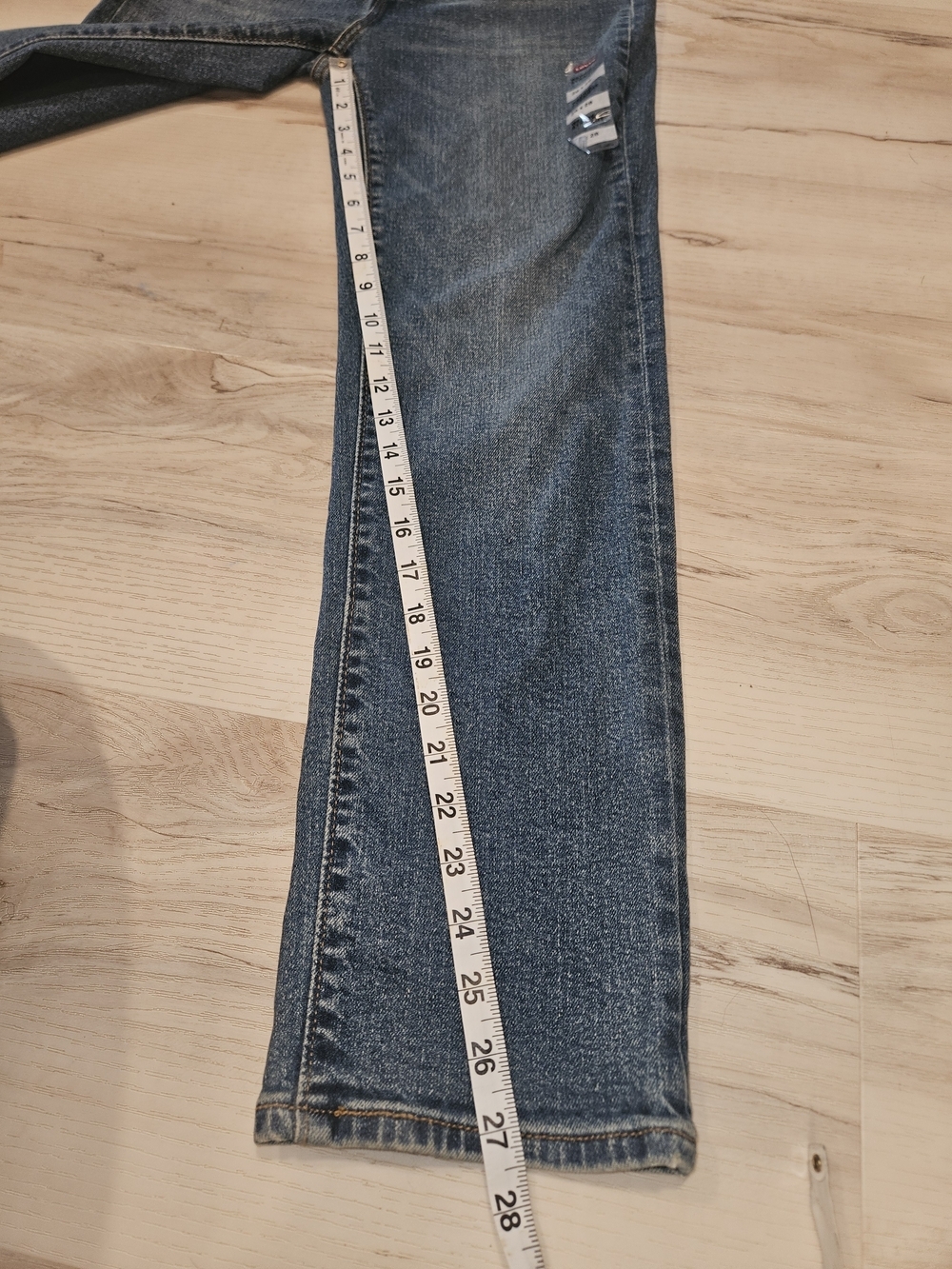 NWT Levi’s Women’s Straight Leg Jeans Medium Wash Button Fly 26x28 - Picture 5 of 8